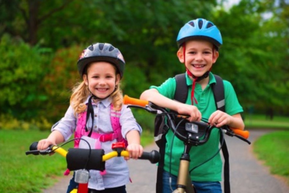 Eltern sollten ihre Kinder für die Risiken im Straßenverkehr sensibilisieren.