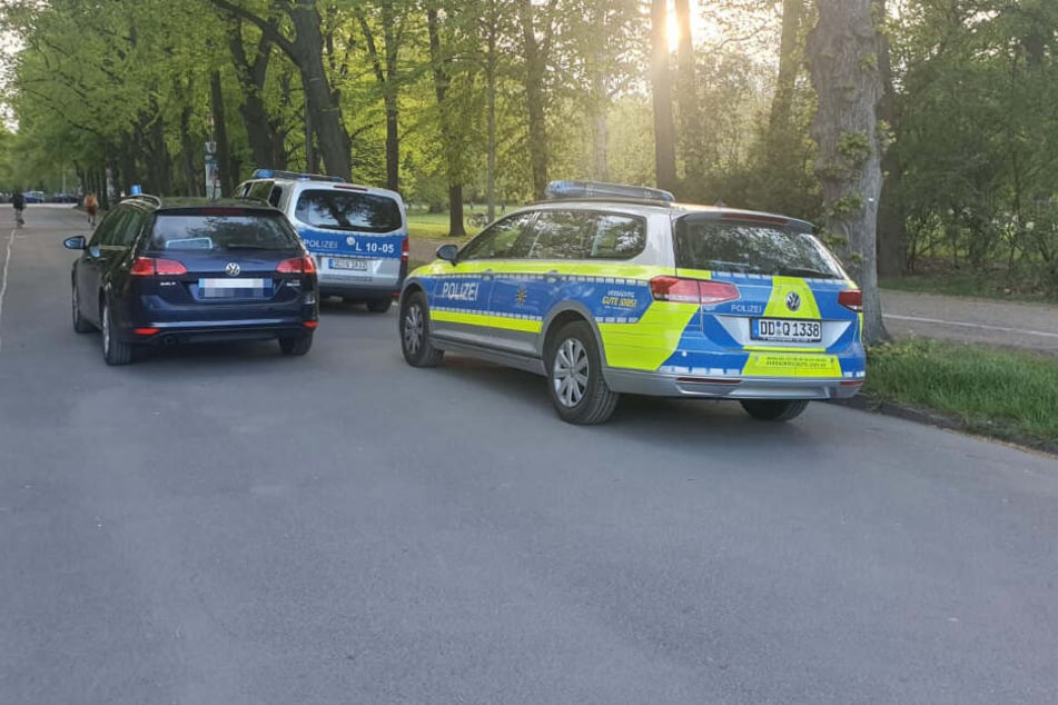 An der Sachsenbrücke im Clara-Zetkin-Park ist am Donnerstagabend offenbar eine Frau von einem Mann attackiert worden.