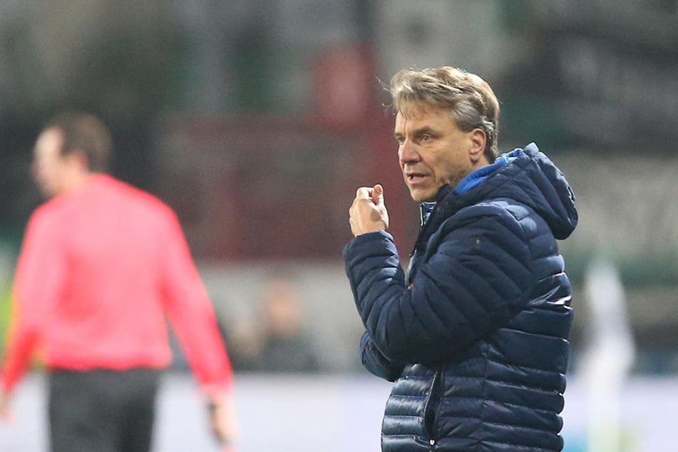 Nach vier Niederlagen in Folge wird die Luft für Coach Horst Steffen immer dünner.