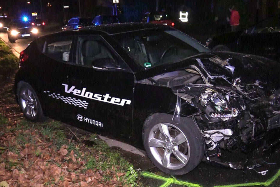 Der Hyundai drehte sich durch den Aufprall um 180 Grad und blieb auf der Gegenfahrbahn stehen.