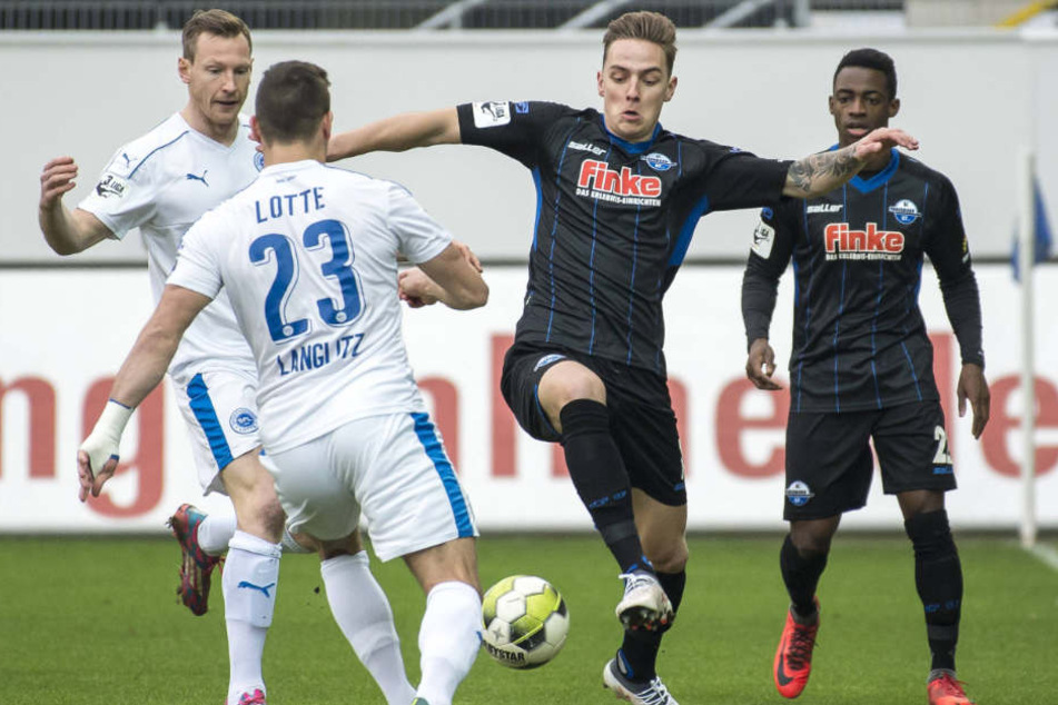 Neuzugang Philipp Tietz (2. v. r.) bekam das Vertrauen von SCP-Coach Steffen Baumgart und durfte von Beginn an spielen. Der Trainer sollte nicht enttäuscht werden.