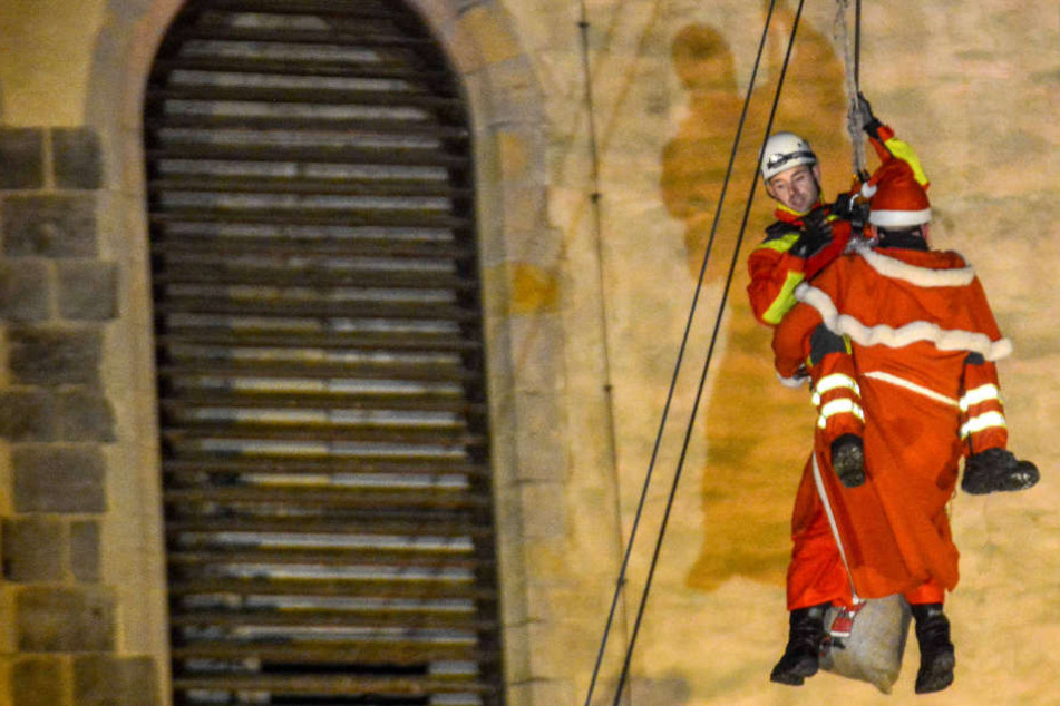 Die Abseil-Aktion am Montag an der Magdeburger Johanniskirche.