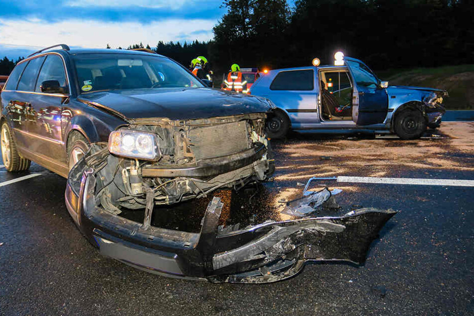 Der VW wurde bei dem Unfall schwer beschädigt.