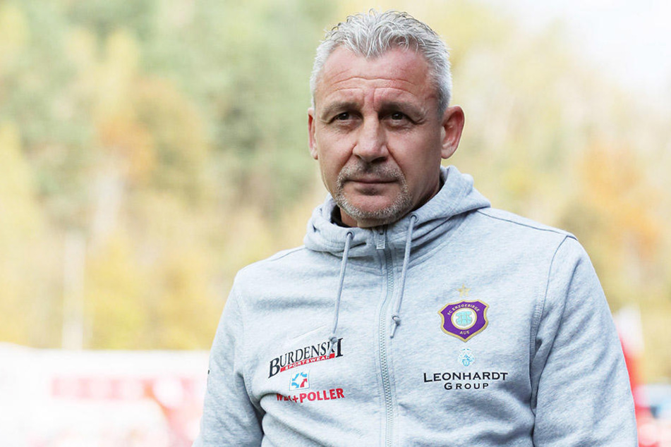 Pavel Dotchev fordert andere Auer Spieler auf, für den verletzten Männel in die Bresche zu springen.