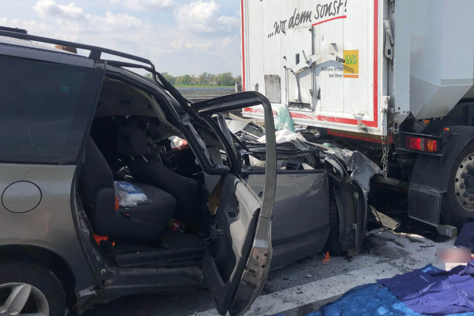 Der Autofahrer muss nahezu ungebremst auf den Lkw aufgefahren sein.