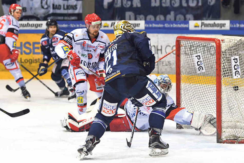 Die Entscheidung im Derby im November in Dresden: Alexander Höller trifft in der Verlängerung zum Sieg für die Eislöwen gegen die Eispiraten.