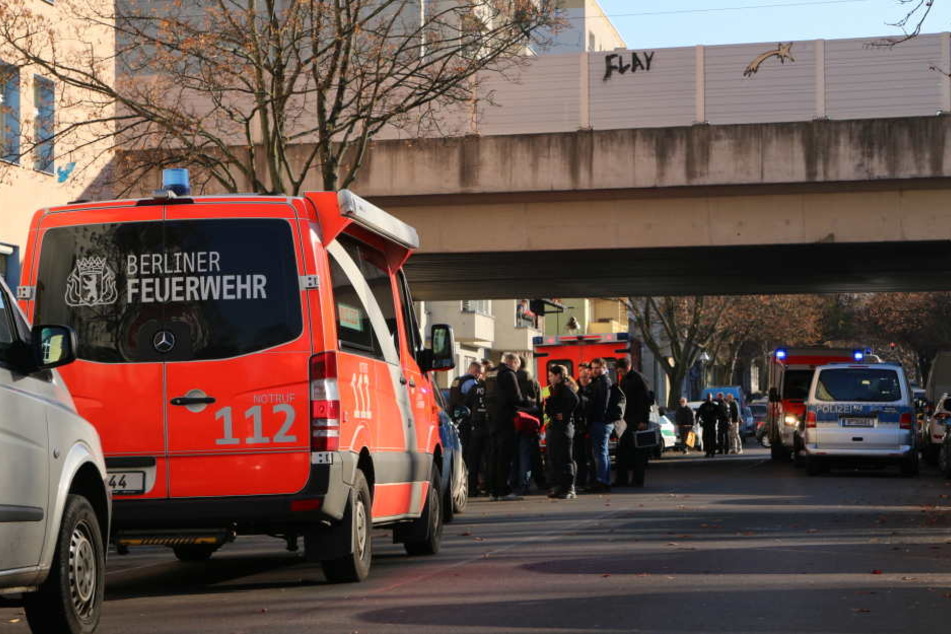 Die Polizei hat den Bereich rund um ein Pflegeheim in Berlin-Wedding abgesperrt. Ein psychisch Kranker hatte hier zuvor einen Pfleger erstochen.