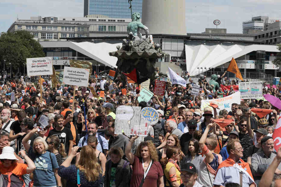 Tausende Demonstranten am Samstag auf dem Berliner Alexanderplatz.