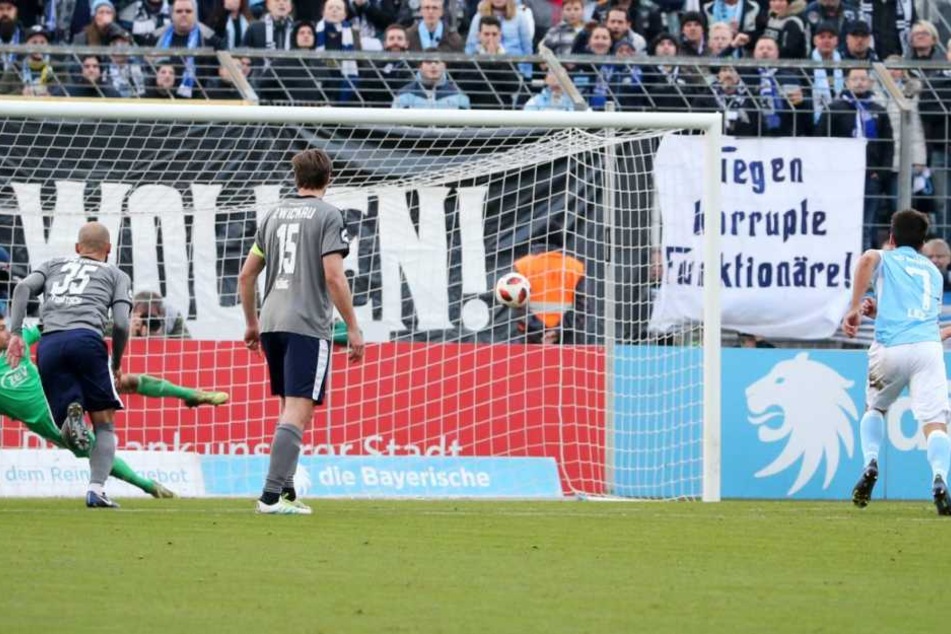 Steinheil verwandelt den Elfmeter zum 2:0 für die Sechziger.