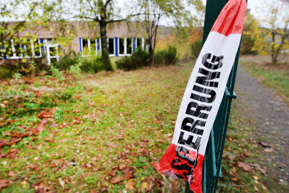 Mit Flatterband hat die Polizei in Wenden in dem Waldstück das Gebiet der Tat abgesperrt.