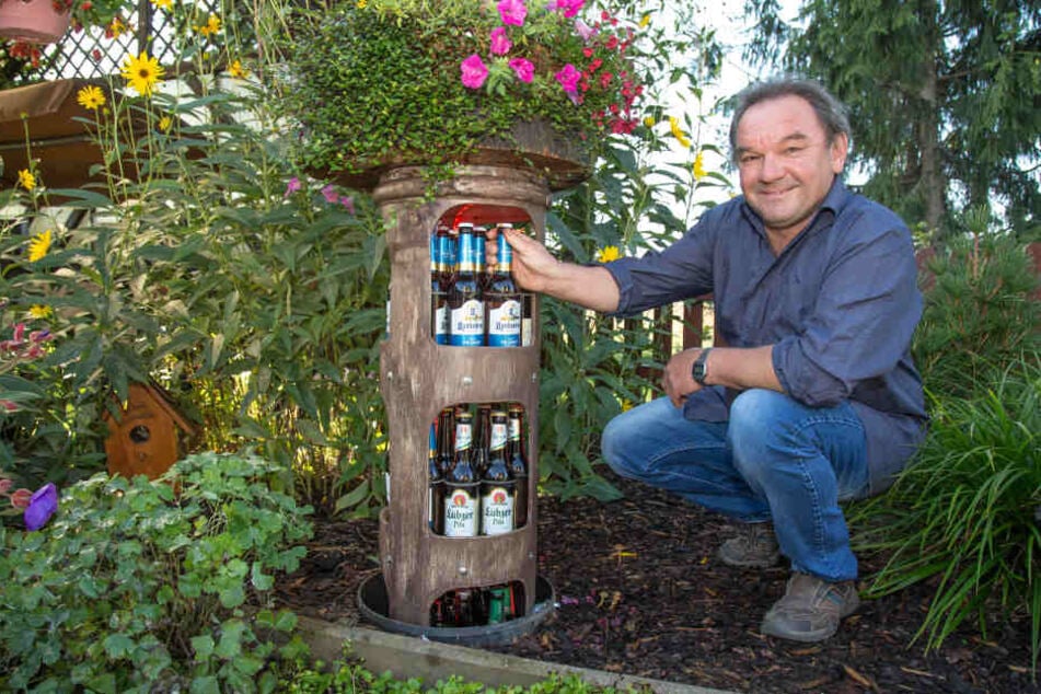 Da staunste! Der Tüftler hat seinen urigen Pils-Kühler kurzerhand im Garten versenkt. Wie es sich für ein ordentliches Bier gehört, "wachsen" oben Blumen ...