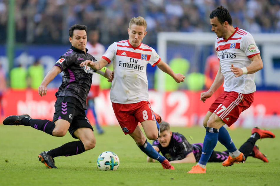 Im Volksparkstadion ging es zwischen dem HSV und Freiburg ordentlich zur Sache.