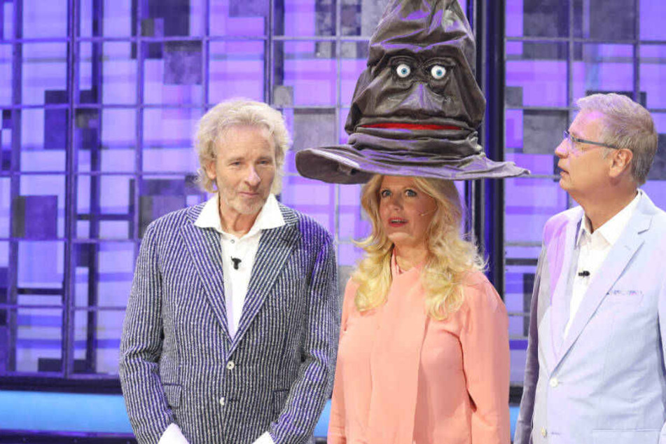 Ein von der "Harry Potter"-Filmreihe geklauter Zauberhut entscheidet, wer die aktuelle Show moderieren muss.