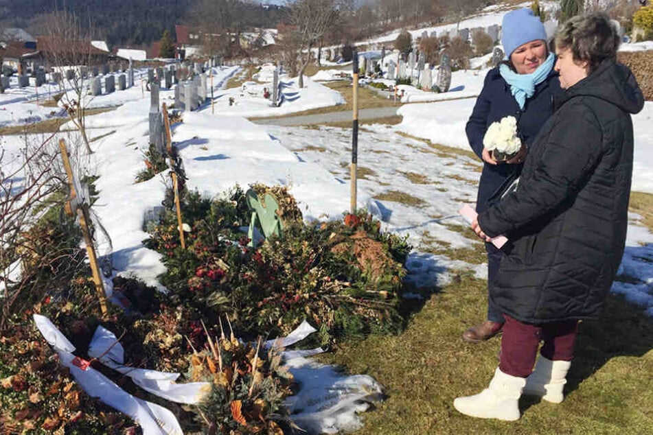 Beate und Vera besuchen in der neuen Staffel von "Schwiegertochter gesucht" das Grab mit Mutter Irene.