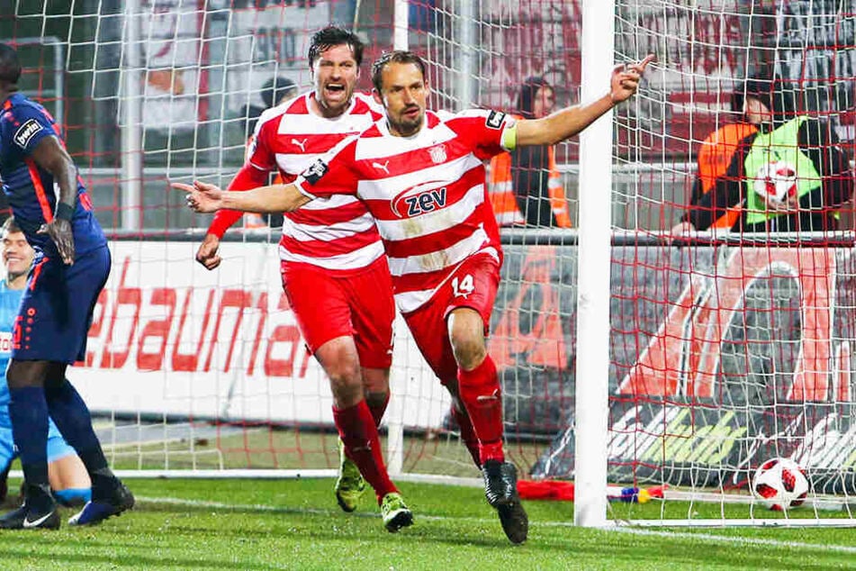FSV-Kapitän Tonin Wachsmuth (r.) jubelt über sein 1:0-Führungstor gemeinsam mit Sturmtank Ronny König (M.).