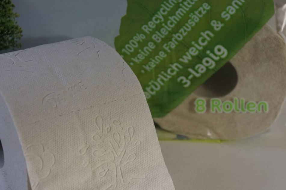 Bei recyceltem Klopapier solltet ihr beim Kauf auf das "Blauer-Engel"-Siegel achten.