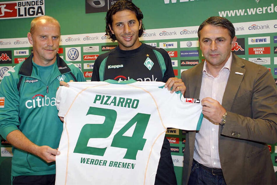 Claudio Pizarro 2008 bei seiner Rückkehr nach Bremen, mit dem damaligen Werder-Coach Thomas Schaaf und Manager Klaus Allofs.