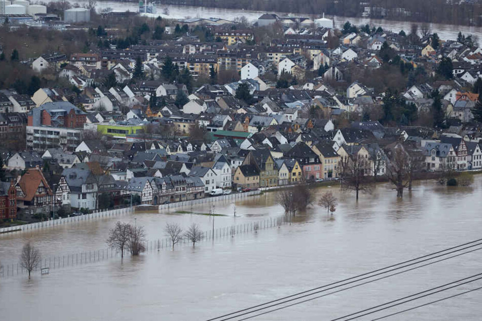 Die Hochwasserschutzmauer in Koblenz-Neuendorf ist erstmals im Einsatz.