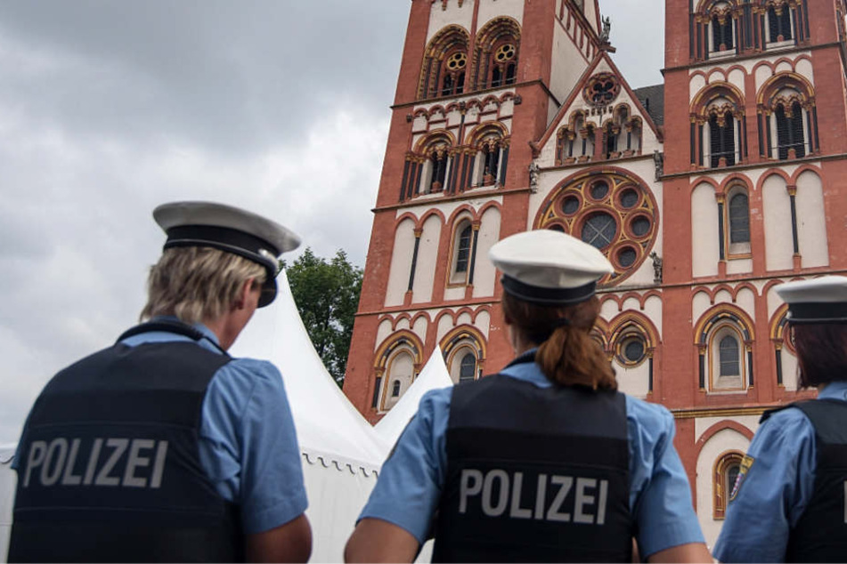 Gegen einen Mitarbeiter des Bistums Limburg laufen Ermittlungen wegen des Besitzes von Kinderpornos.