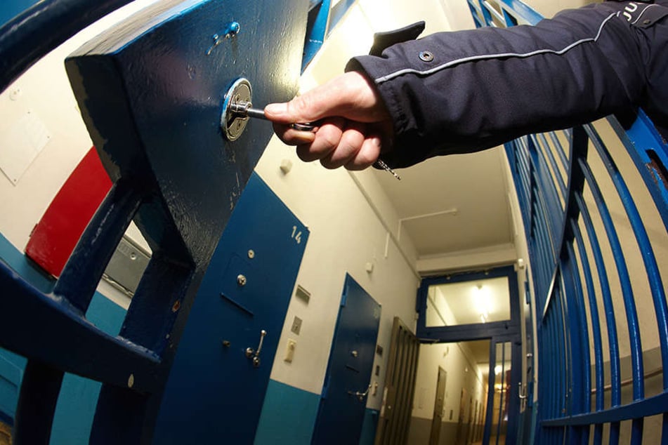 Für ein Jahr muss ein 33-jähriger Mann ins Gefängnis, da er zwei Dosen Haargel klaute.