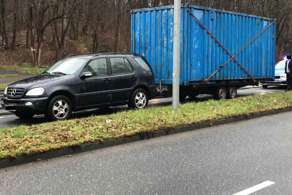 Leicht übernommen hat sich dieser Autofahrer mit der Beladung seines Anhängers.