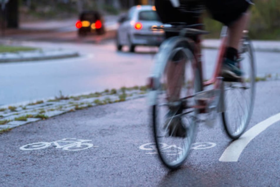 Der 69-jährige Radfahrer stürzte über den Lenker auf den Kopf. (Symbolbild)