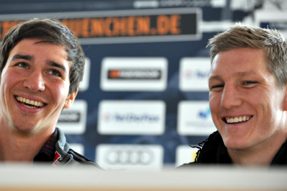 Felix Neureuther (l) und Bastian Schweinsteiger bei einer Pressekonferenz im Jahr 2010.