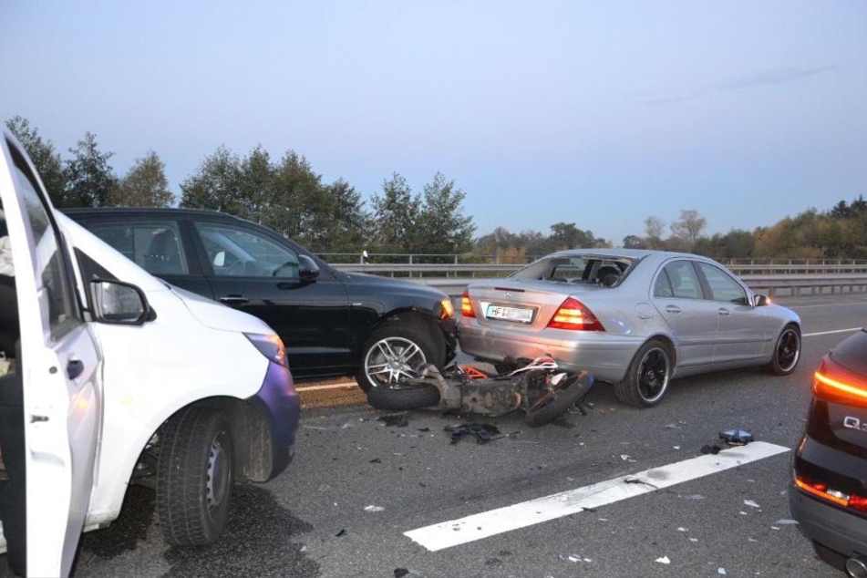 Zwei Fahrzeuge und das Motorrad waren so stark beschädigt, dass sie abgeschleppt werden mussten.