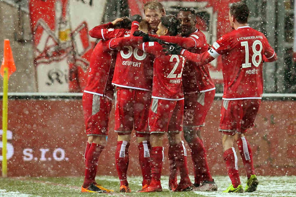 Die Mannschaft des 1. FCK jubelt über die zwischenzeitliche 2:1 Führung.