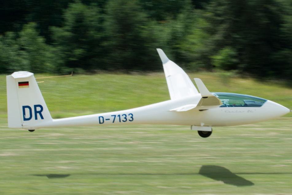 Bei dem Absturz eines Segelflugzeugs, starb der Pilot. Der 21-jährige Flugschüler schwebt nun in Lebensgefahr (Symbolbild).