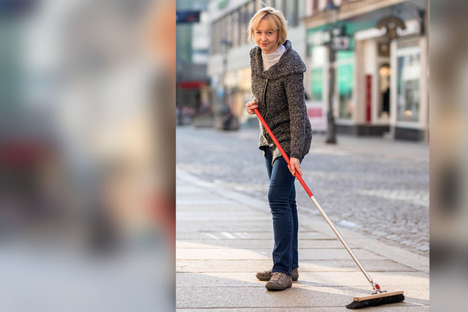Auch Bürgermeisterin Kathrin Köhler schwingt den Besen.