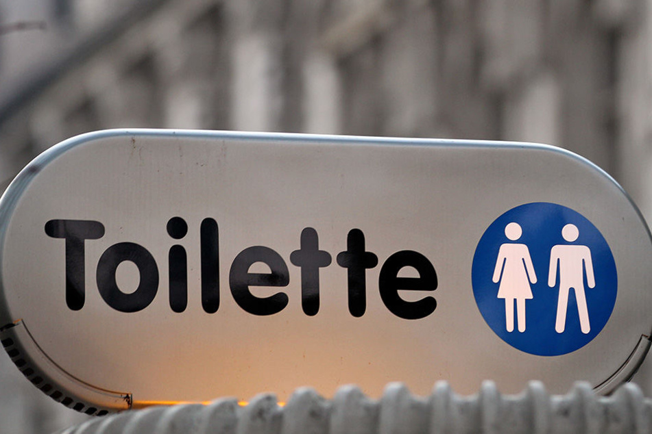 Wer ist nicht mehr bis nach Hause aushält, der sucht auch mal ein öffentliches WC auf. In ein solches brachen Diebe ein und entwendeten, was zu entwenden war.