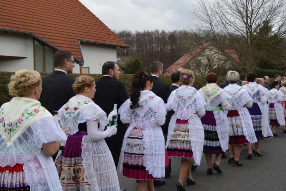 Zapust: Zur traditionellen "Fastnacht" ziehen die Paare in typischer Tracht durch Cottbus-Willmersdorf. Start und Ziel ist bei Möbel Höffner!