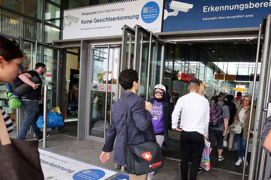 Am Berliner Bahnhof Südkreuz läuft derzeit das Testprojekt zur Gesichtserkennung auf freiwilliger Basis.