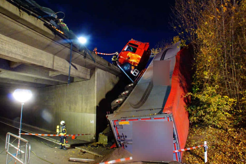 Aus ungeklärter Ursache durchbrach der Lkw die Leitplanke und rutsche die Böschung hinunter.