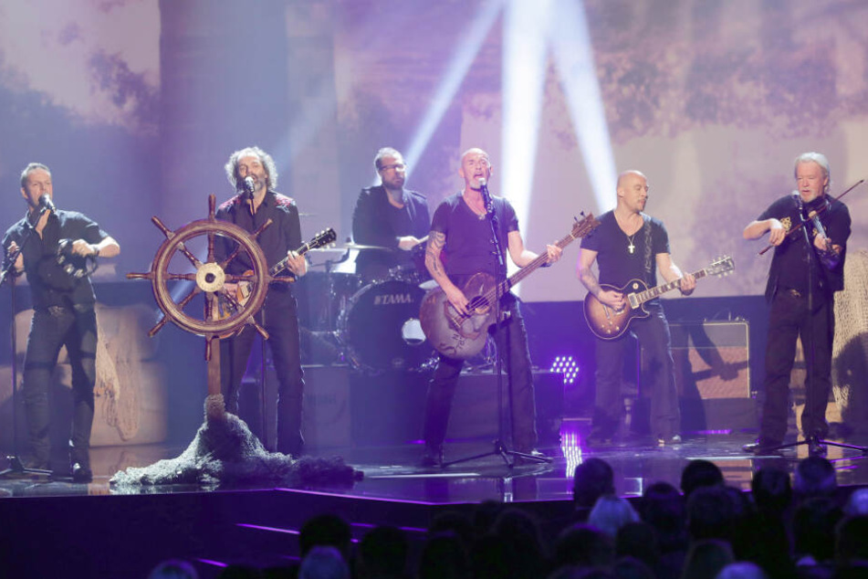 Die Band Santiano begeistert ihre Fans mit Seemannsliedern.