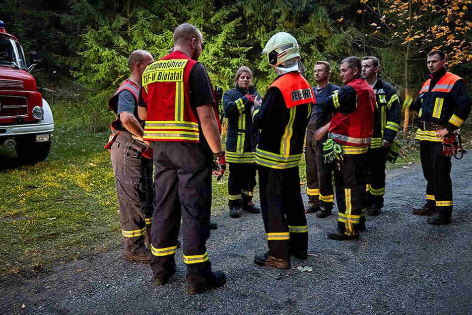Vor dem Einsatz bereiten sich die sächsischen Kameraden im Bielatal vor.