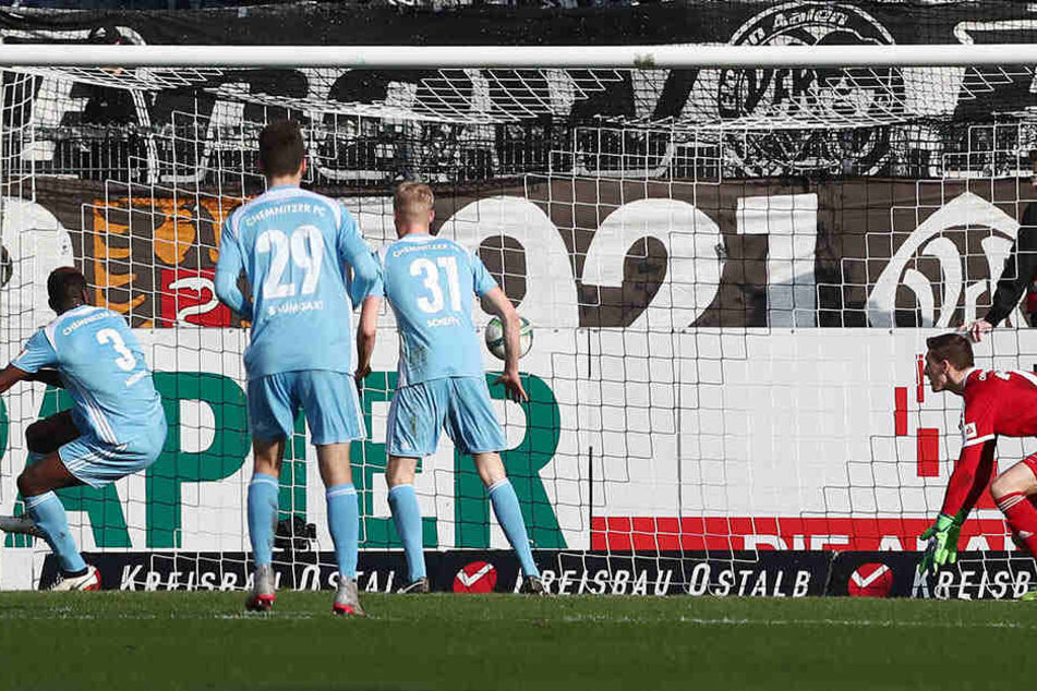 Eigentor! Emmanuel Mbende (l.) befördert den Ball unglücklich in den eigenen Kasten.