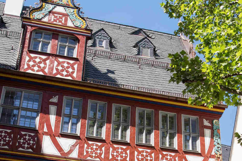 Das Foto zeigt das Haus zur Goldenen Waage, eines der prachtvollsten Gebäude der Altstadt.