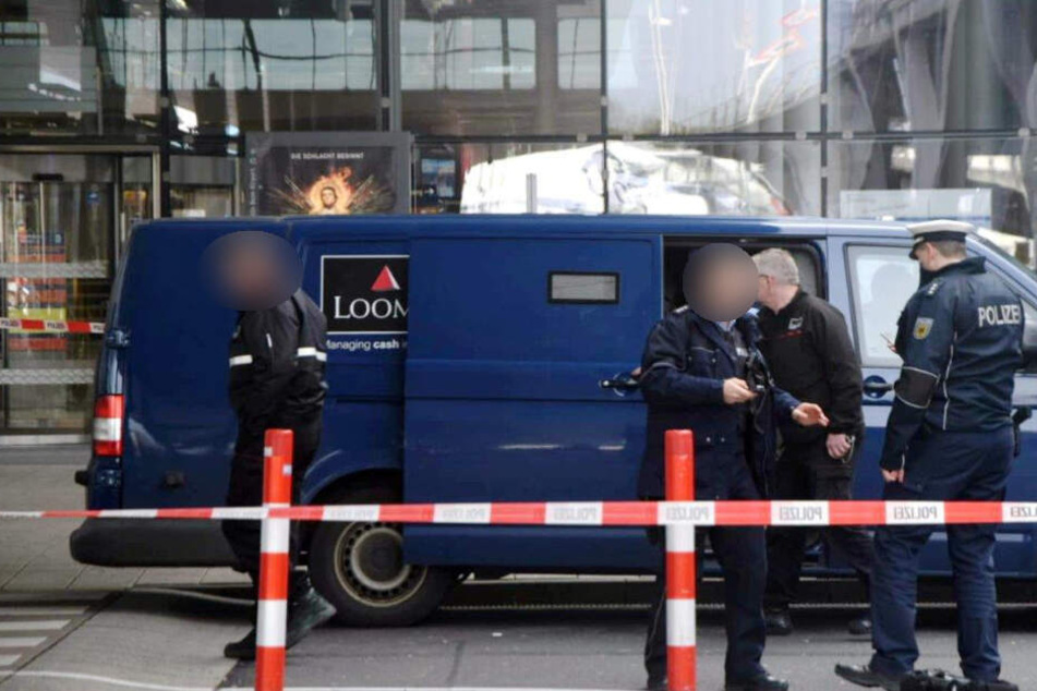 Die Polizei ist zurzeit mit einem Großaufgebot vor Ort.