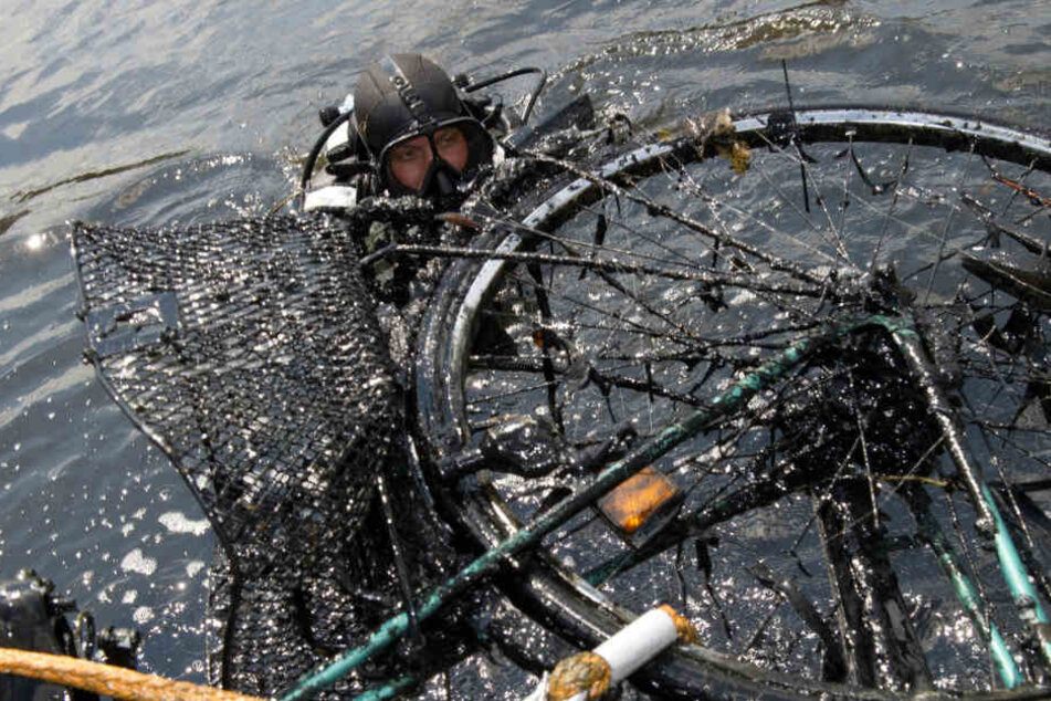 Die Polizei hatte zuerst das Fahrrad und später auch den toten Radfahrer gefunden. (Symbolbild)