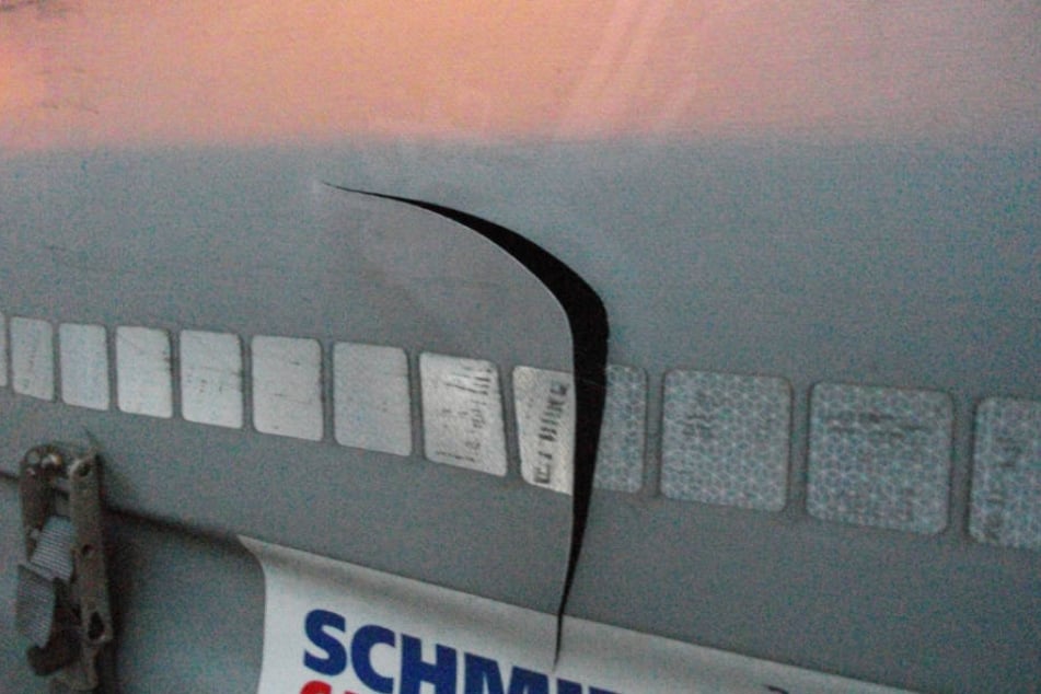 Mit einem Messer schlitzten Diebe die Sattelzugplanen auf (Symbolbild).