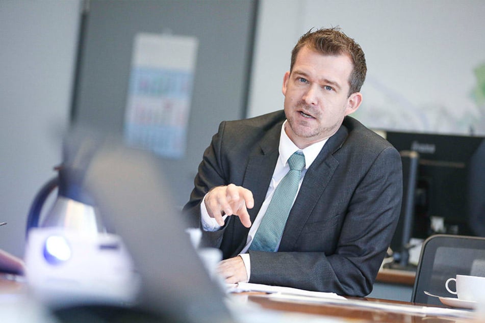 Baubürgermeister Raoul Schmidt-Lamontain (41, Grüne) erließ jetzt ein Zwangsgeld in Höhe von 25 000 Euro gegen den Hauseigentümer.