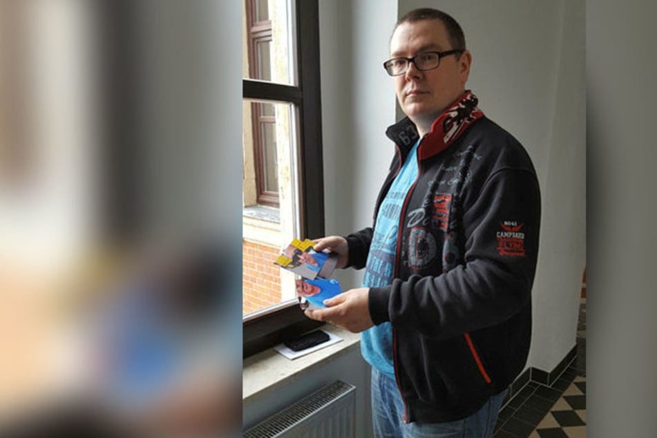 Kai Weigel (45) hatte die Beweis-Fotos vom Vorfall ans Gericht
mitgebracht.