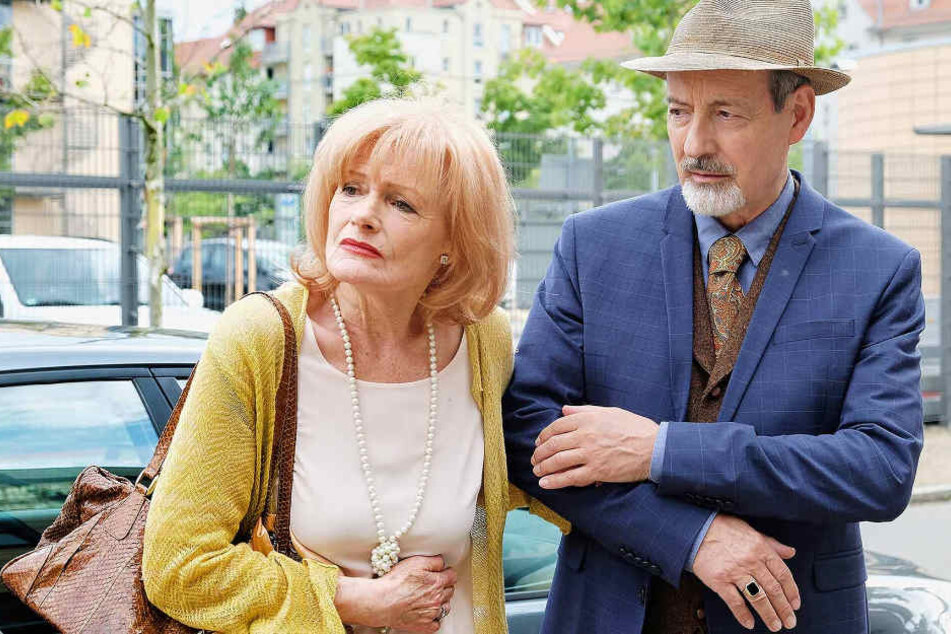 Karla Stadlmannn (Gertie Honeck) hat leichte Magenprobleme und findet es völlig übertrieben, dass ihr Schwager Oskar Stadlmann (René Schoenenberger) gleich mit ihr ins Krankenhaus geht.