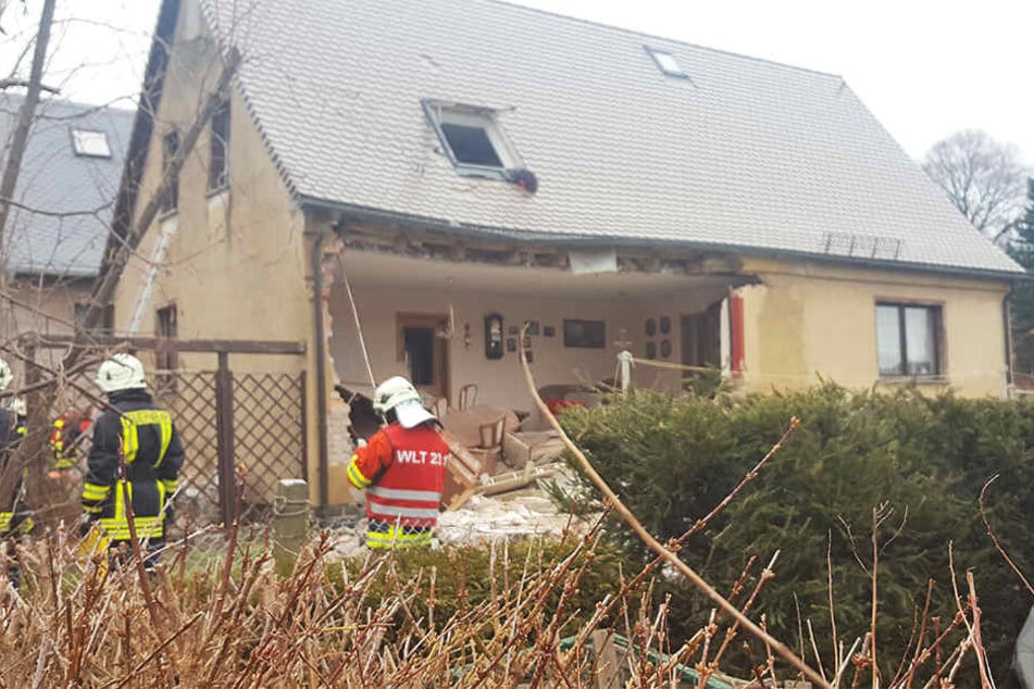 Die Hausfassade flog in die Luft.