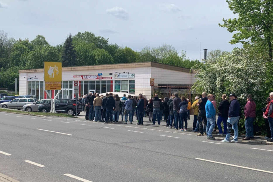 Schlange vor dem FSV Zwickau Fanshop am Mittwoch.