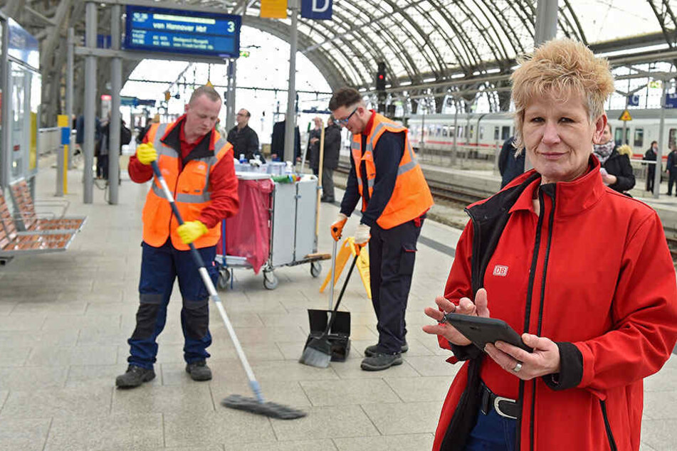 Vorarbeiterin Elisabeth Schüssler (55) vom DB Service Reinigungstrupp empfängt die eingehenden Dreck-Meldungen, entsendet dann einen Putztrupp.