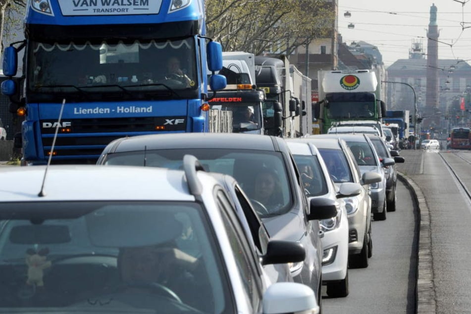 Die Straßen in Hessen sind voll, immer öfter staut sich der Verkehr wie hier in Darmstadt.