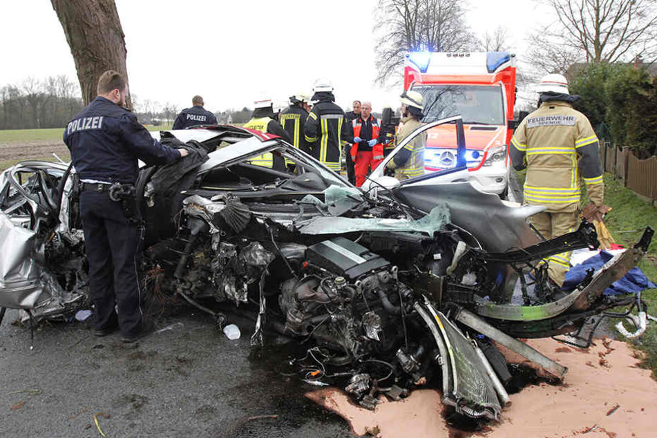 Aus diesem Wrack musste die Feuerwehr den Mann retten.